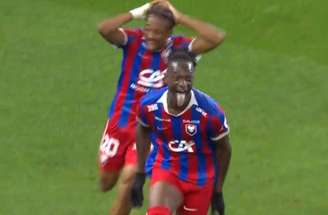 Gnanduillet , do Caen, abaixa as calças para comemorar um de seus gols contra o Rouen –