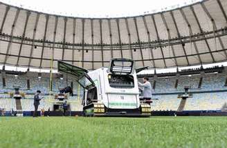 Máquina que aplica fibra sintética no gramado –