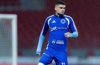 Gabriel Pec em ação pelo Cruzeiro contra o Internacional-