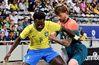 Irankunda faz belo gol de falta e corre para comemorar o gol australiano.
