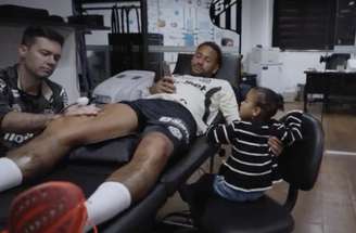 Mavie em um momento fofura ao lado do pai, Neymar –