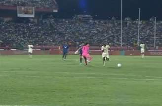 Vozinha sai mal na bola e proporciona gol para Mali –