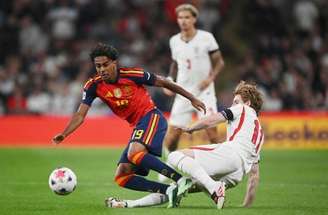 Lamine Yamal marca e sai correndo para comemorar o gol da Espanha