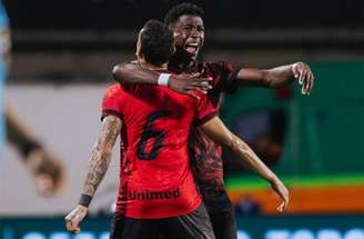 Jogadores do Dragão comemoram gol de Guilherme Lopes –