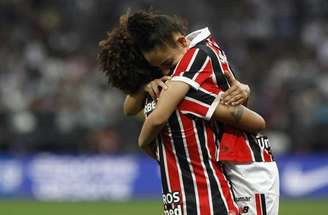 Isa dá combate a corintiana no jogo de ida da final do Brasileirão Feminino –