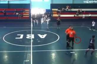 Um árbitro de 55 anos sacou uma arma durante um jogo de futsal sub-12 –
