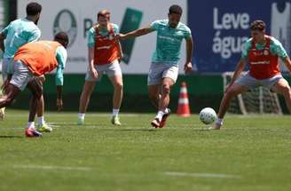 Paulinho durante treinamento do Palmeiras nesta segunda-feira (28) –