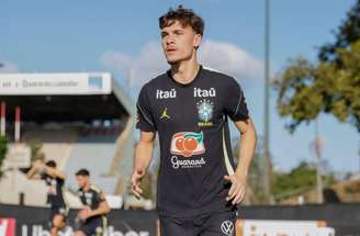 Meia busca espaço com Ancelotti, enquanto continua ganhando espaço no Corinthians –