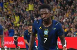 Mauro Jr (à direita) em ação diante dos australianos