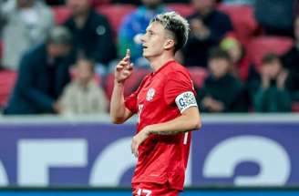 Jogadores de Rússia e Irã em disputa de bola –