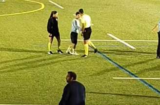 Árbitro pisou intencionalmente no pé de um jogador após a partida –