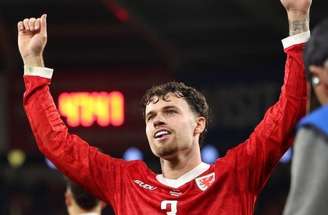 Koumas (9) em ação diante da defesa da Noruega –
