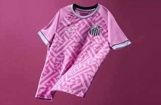 Novo uniforme do Santos em referência ao Outubro Rosa – Fotos: Divulgação/Umbro