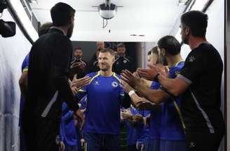 Dzeko teve um gol anulado no último jogo pela Bósnia –