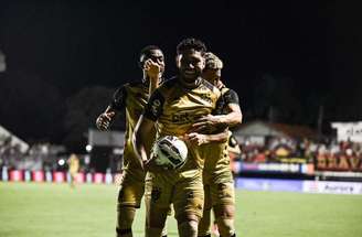 Sport, de amarelo, vai até São João del Rei e vence o Athletic.  Assim, se aproxima do G6.
