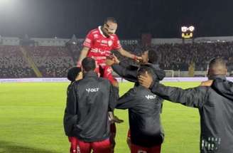 Mesmo “sumido”, Vila Nova segura pressão, vence o Botafogo-SP e volta a liderar a tabela –