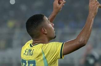 Pedro recebe o abraço de Vini Jr ao fazer o segundo gol do Brasil sobre a Índia.