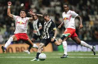 Bernard comemora o gol da vitória do Atlético sobre o Bragantino –