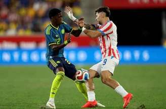O paraguaio Enciso é derrubado por Asprilla durante o amistoso de sua seleção com a Colômbia, em Nova Jersey. 