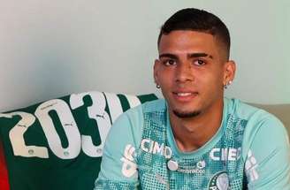Ao lado dos pais, lateral-esquerdo Arthur exibe camisa do Palmeiras –