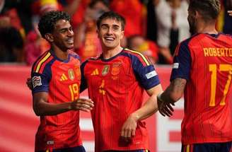 Dani Olmo tenta o chute, mas desperdiça a chance para a Espanha.
