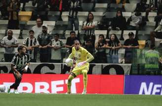 Gabriel Delfim em ação no jogo entre Atlético Mineiro e Bragantino –