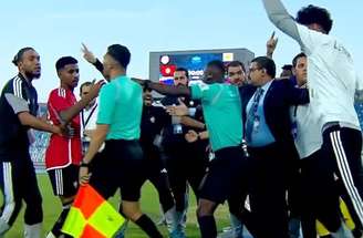 Jogador da Líbia, em claro impedimento, provocou uma briga entre a comissão técnica e a arbitragem –