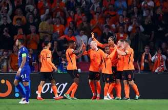 Summerville, da Holanda, tenta passar pela marcação da defesa sérvia –
