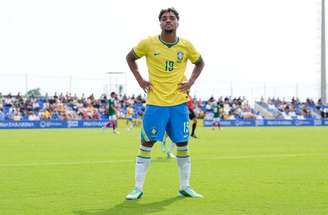 Heittor (19) é celebrado após fazer o primeiro gol do Brasil sobre o México.