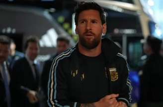 Craque chega ao estádio para sua última partida pela seleção da Argentina –