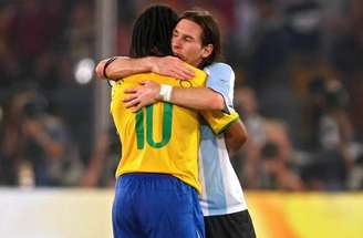 No seu Insta, Ronaldinho celebra Messi. Seu parceiro no Barça, mas rival nas seleções.