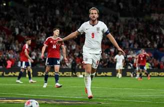De primeira, Kane bate firme para dobrar a vantagem inglesa –