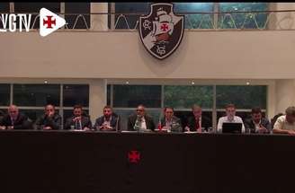 Conselheiros cunprimentam Pedrinho após aprovação da venda da Vasco SAF –