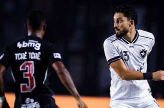 Júnior Santos disputa a bola com o ex-companheiro Cuiabano –