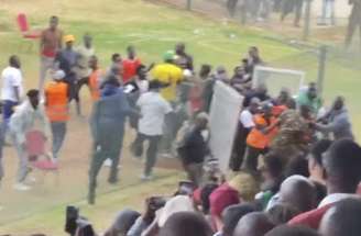 Imagens da confusão de torcedores e jogadores com o árbitro John Sulwe –