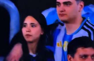 Casal de jovens chamou a atenção na transmissão do jogo de despedida de Messi –