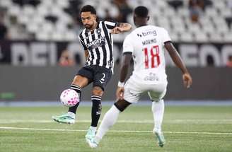 Arthur Chaves, zagueiro do Botafogo, sofreu um trauma na bacia e no abdômen –