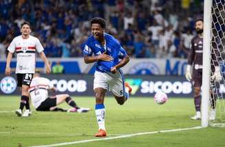 Zé Lucas  não esconde a alegria. Afinal, diante do São Paulo, o garoto da Seleção Sub-20 acaba de fazer o seu primeiro gol profissional.