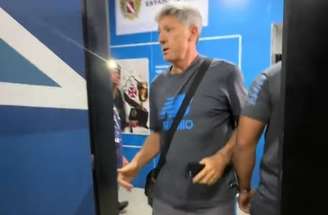 Jogadores do Grêmio comemoram o gol, mas sofrem o empate no fim –