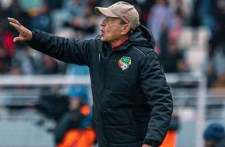 Gernot Rohr conseguiu um autógrafo de Lionel Scaloni em uma camisa –