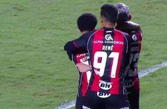 Cacá, zagueiro do Vitória, busca impedir avanço de atacante da Chapecoense, no Barradão –
