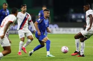 Lucas Evangelista em ação com a camisa do Palmeiras diante do Bahia –