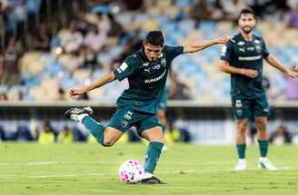 Savarino celebra um de seus gols pelo Fluminense –