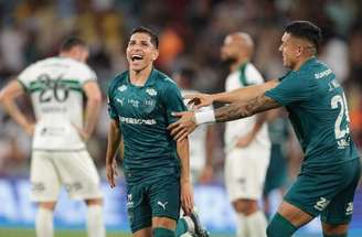 Savarino foi o dono da noite no Maracanã com três gols –
