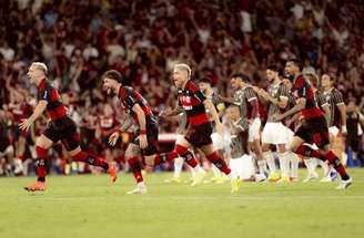 Jogadores do Flamengo correm para o abraço após vencerem o estadual –