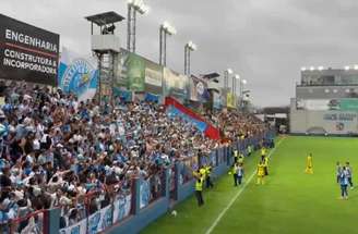 Árbitro Wilton Pereira Sampaio opta por suspender a partida após constatação de riscos no setor destinado à torcida visitante –