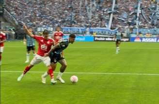 Árbitro não marcou pênalti pro Grêmio nesse lance –