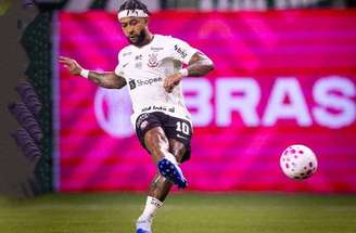 Depay em ação no clássico entre Corinthians e Palmeiras –