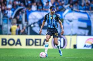 Wallace em ação tentando marcar Vitinho, o autor do gol colorado –