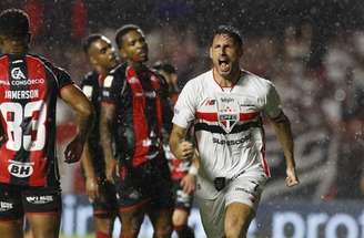 Calleri comemora o primeiro gol do São Paulo. sobre o Vitória.
